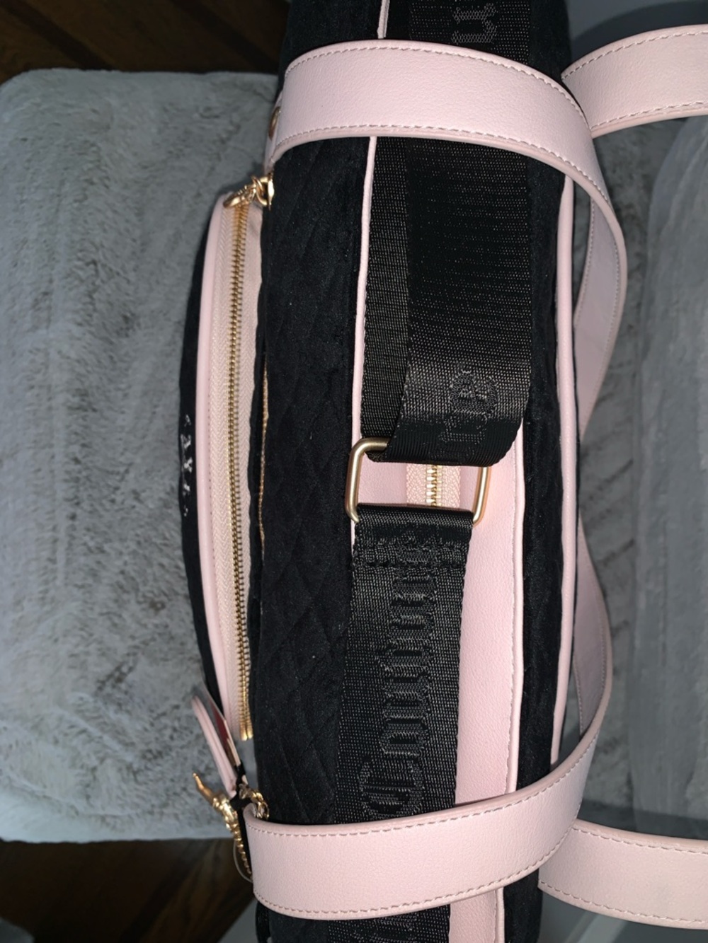 🆕- Juicy Couture JUICY TALE Black Quilted Weekender Bag with Pink Trim - Picture 6 of 9